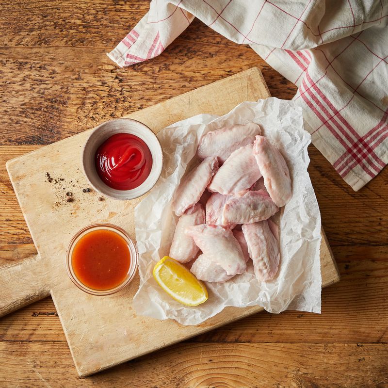 버팔로윙을 위한 재료 이미지로 닭 날개,전분,소금,후춧가루 등으로 구성 되어있습니다.