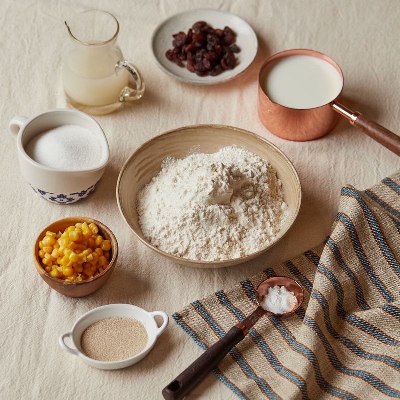 옥수수 술빵을 위한 재료 이미지로 통조림 옥수수,건포도,강력분,막걸리,우유 등으로 구성 되어있습니다.