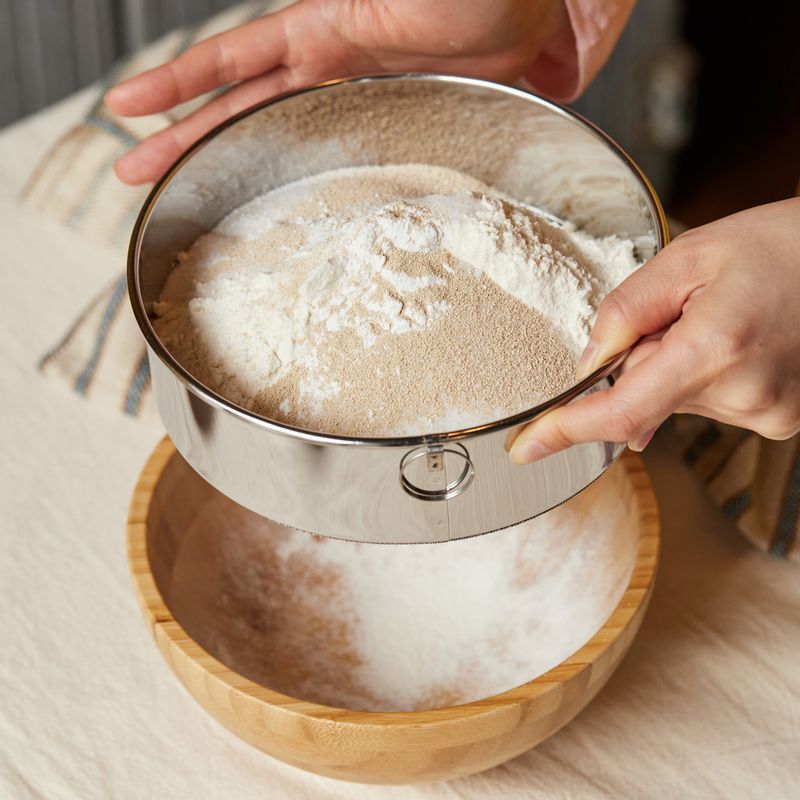 강력분, 이스트, 베이킹 파우더, 설탕을 체에 내려주세요.