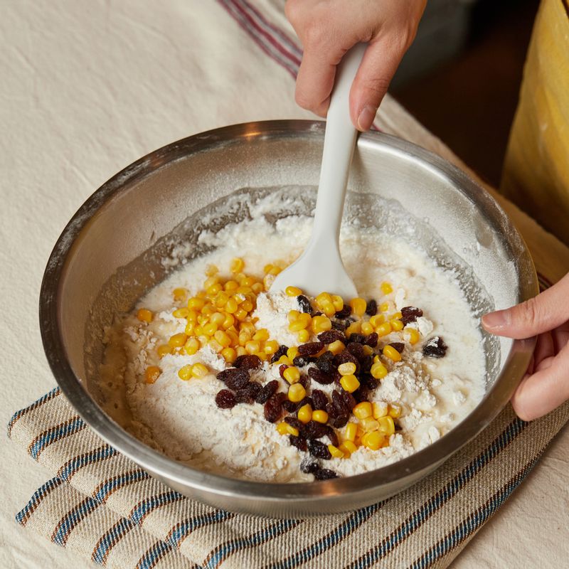 모든 재료들을 고루 섞어 반죽하여 볼에 담아 젖은 행주나 랩으로 덮어주세요.