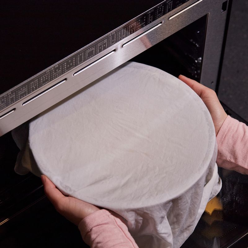 법랑 접시에 볼을 올린 후 1단에 넣고 광파오븐 자동 요리 <발효>에서 <빵반죽> 1회분 선택하여 발효시켜주세요. 가열이 끝나면 오븐에 약 1시간 정도 뒀다가 꺼내주세요.