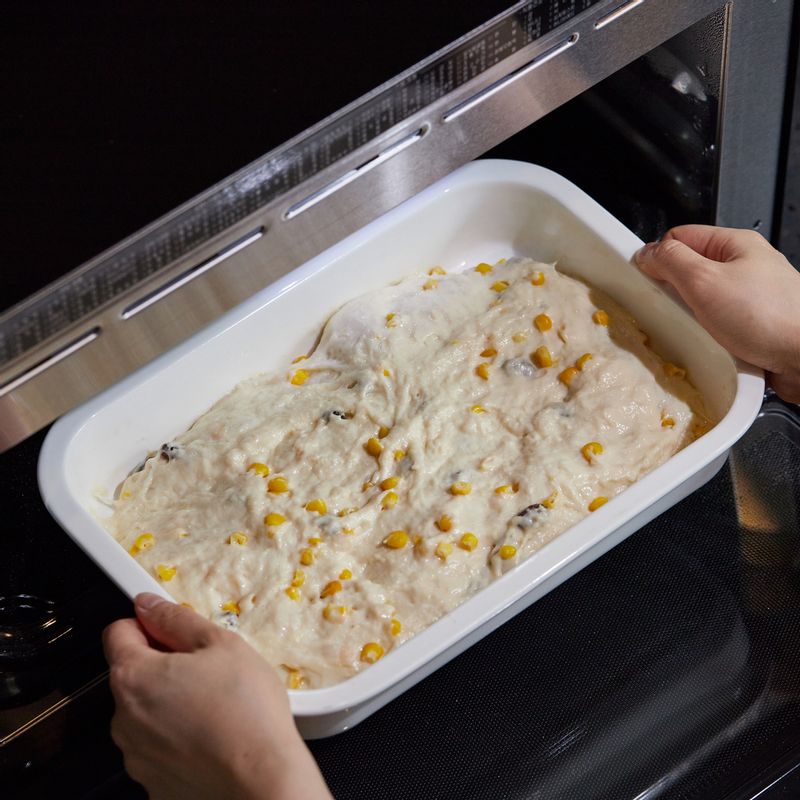 "반죽을 내열 용기에 담고 법랑 접시에 내열 용기를 올려 1단에 넣고 광파오븐 자동요리 <스팀>에서 <옥수수술빵> 1회분을 선택한 후 가열해주세요.
* 광파오븐 스팀 물통에 물을 채우고 시작해주세요."
(tip. """오븐에 전송""버튼을 누르면 간단하게 설정할 수 있어요.
넓고 높이가 높지 않은 내열 용기를 사용하면 좋아요.")