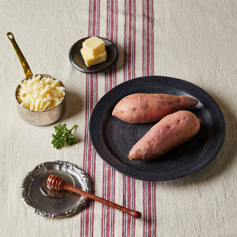 허니버터 고구마을 위한 재료 이미지로 호박고구마,꿀,버터,피자치즈,파슬리가루 등으로 구성 되어있습니다.