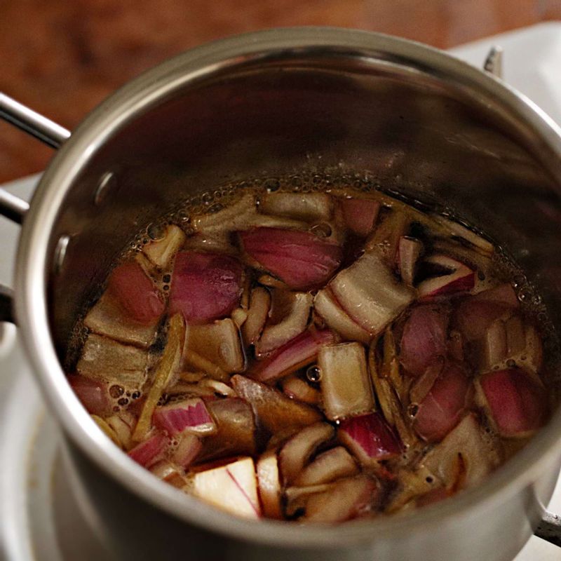 냄비에 오일을 살짝 두른 후 적양파, 마늘, 생강을 넣고 3분간 볶다가 소스 재료와 파인애플, 목이버섯, 고추를 넣고 1분간 더 끓입니다.