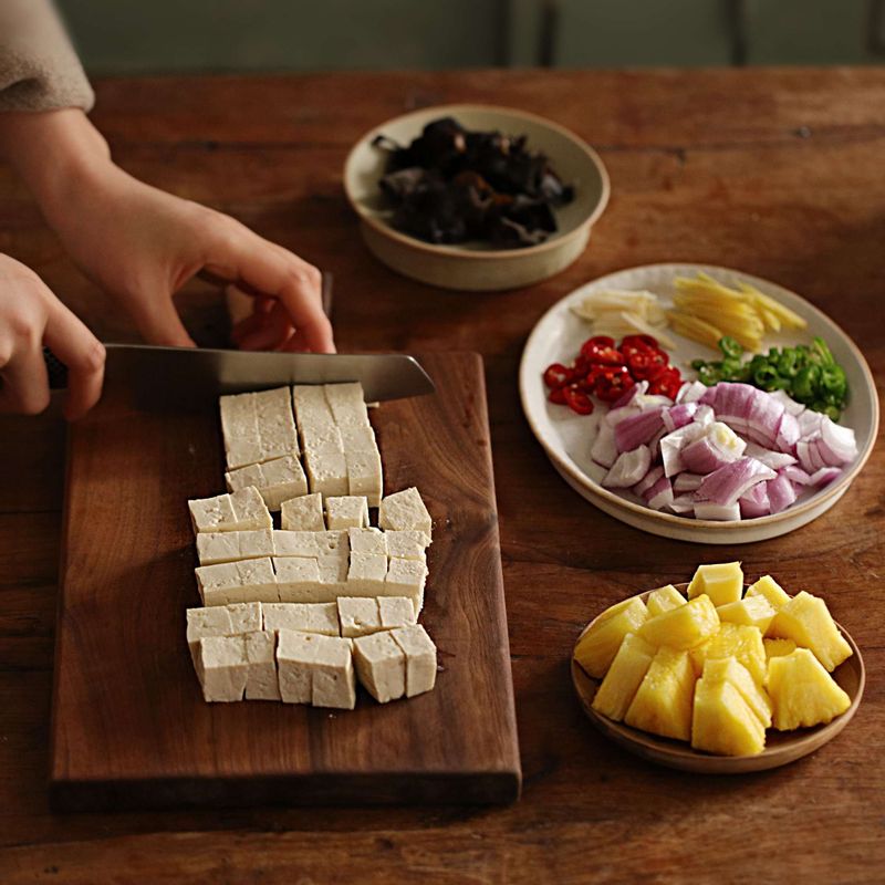 두부, 파인애플, 적양파는 사방 2cm 크기로 썰고 고추는 송송 썰어주세요. 마늘과 생강은 채 썰고 목이버섯은 먹기 좋은 크기로 잘라주세요.