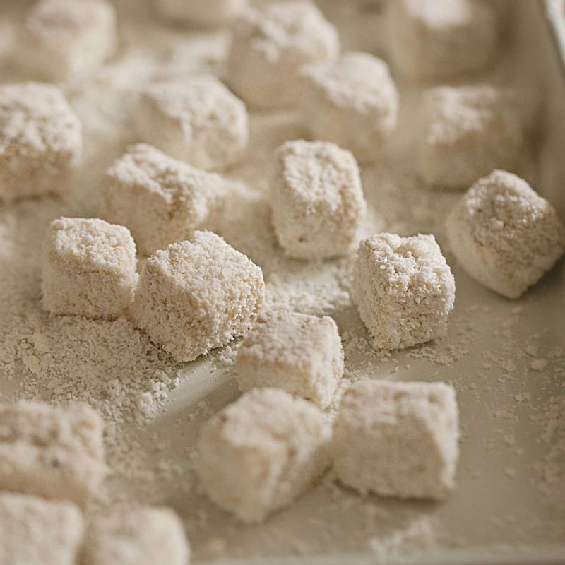 찹쌀가루를 넓은 그릇에 담고 두부에 찹쌀가루를 두툼하게 묻혀주세요.