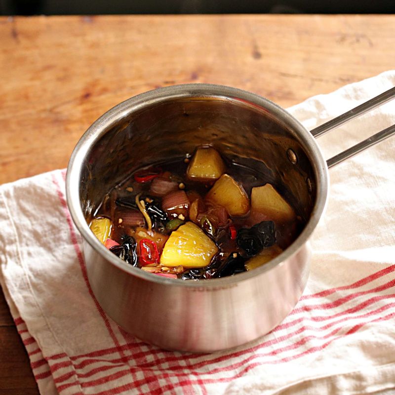 녹말물을 넣고 골고루 저어주다가 걸쭉해지면 불을 꺼주세요.