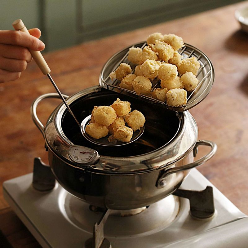 팬에 식용유를 넉넉히 두르고 160도로 달군 후 두부를 노릇하게 튀겨주세요. 건져낸 후 키친타월에 올려 기름기를 제거합니다.