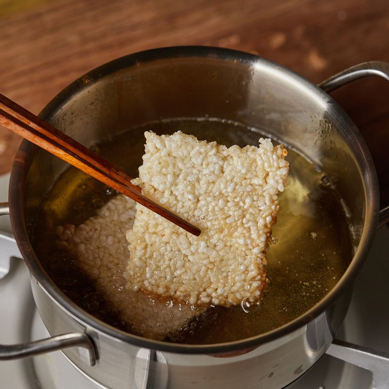 180도의 기름에서 누룽지를 1~2분간 튀겨주세요.
(tip. 찹쌀이 불투명한 흰색으로 변하고 부풀어 오르면 다 튀겨진 거에요)