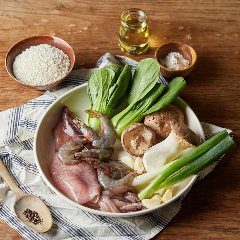 해물 찹쌀 누룽지탕을 위한 재료 이미지로 찹쌀,물,식용유 등으로 구성 되어있습니다.