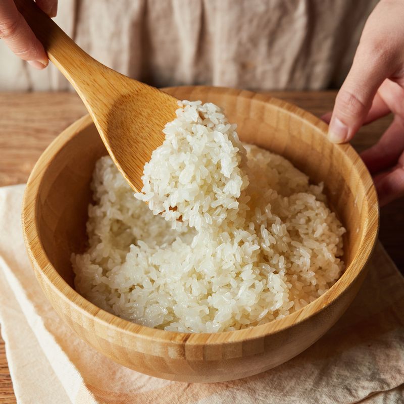 찹쌀은 깨끗이 씻어 밥솥에 넣고 물을 부어 고슬한 찹쌀밥을 만들어 주세요.