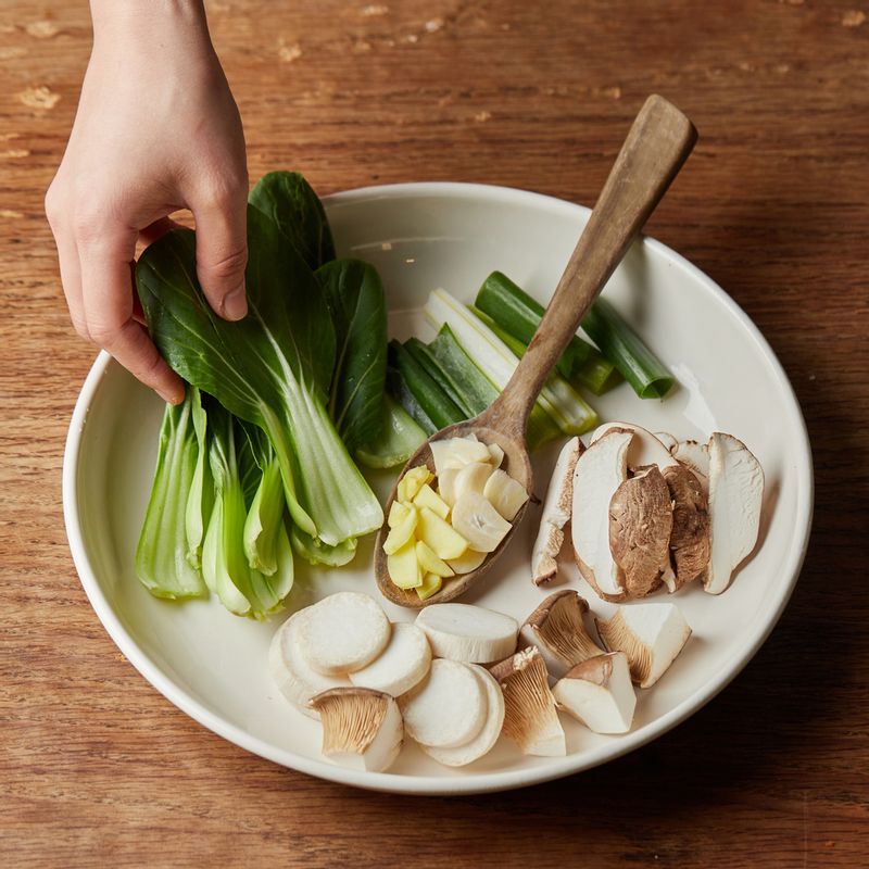 새송이, 표고버섯은 도톰한 두께로 슬라이스하고 청경채는 밑동을 제거해 흐르는 물에 헹궈주세요. 대파는 먹기 좋게 썰고 마늘과 생강은 편 썰어 준비해 주세요.