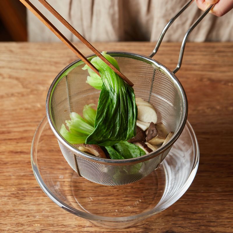 버섯과 청경채를 끓는 물에 2~3분간 데쳐주세요.