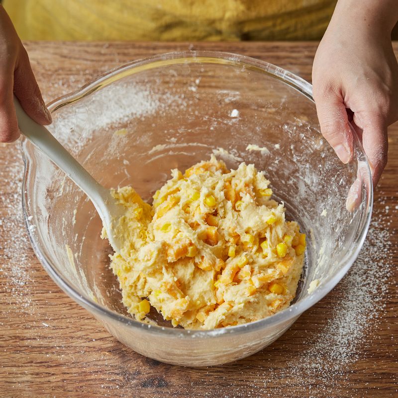 잘게 자른 체다치즈와 옥수수를 넣고 섞어주세요.
(tip. 옥수수는 물기를 모두 제거한 후 사용해 주세요)
