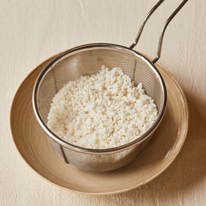 쌀과 찹쌀을 씻어 1시간 정도 불린 후 체에 밭쳐 물기를 빼주세요.