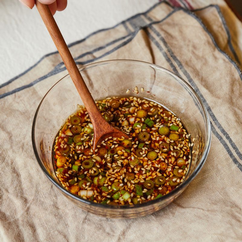 볼에 양념간장 재료를 넣고 섞어주세요.