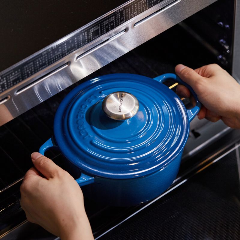 뚜껑 또는 포일을 덮은 후 법랑 접시에 냄비를 올려 1단에 넣고 광파오븐 자동 요리 <오븐>에서 <영양밥> 1회분을 선택한 후 가열해 주세요. 가열이 끝나면 오븐에 약 10분 정도 그대로 두어 뜸을 들여주세요.