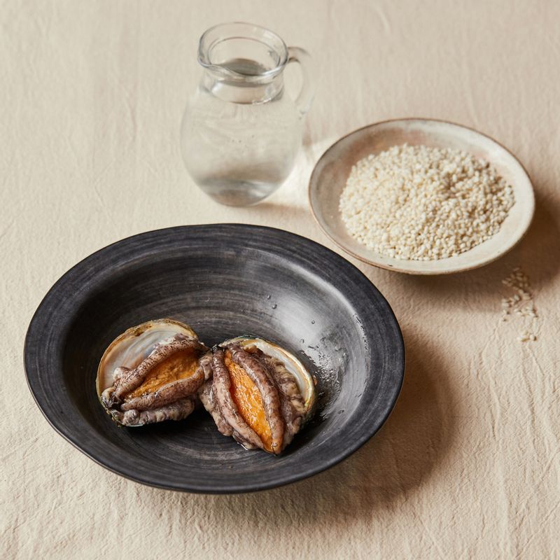 전복 영양밥을 위한 재료 이미지로 전복,쌀,찹쌀,다시마 육수,참기름 등으로 구성 되어있습니다.