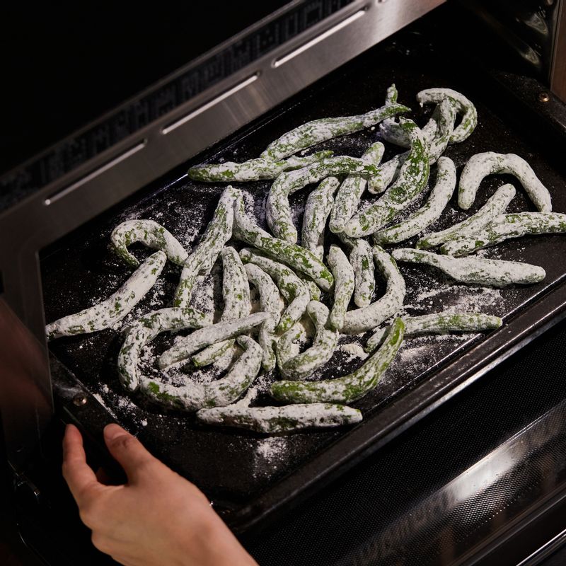 "법랑 접시에 꽈리고추를 올린 후 1단에 넣고 광파오븐 자동 요리 <스팀>에서 <꽈리고추> 0.2kg를 선택한 후 가열해 주세요. 
 * 광파오븐 스팀 물통에 물을 채우고 시작해주세요."
(tip. "오븐에 전송"버튼을 누르면 간단하게 설정할 수 있어요)