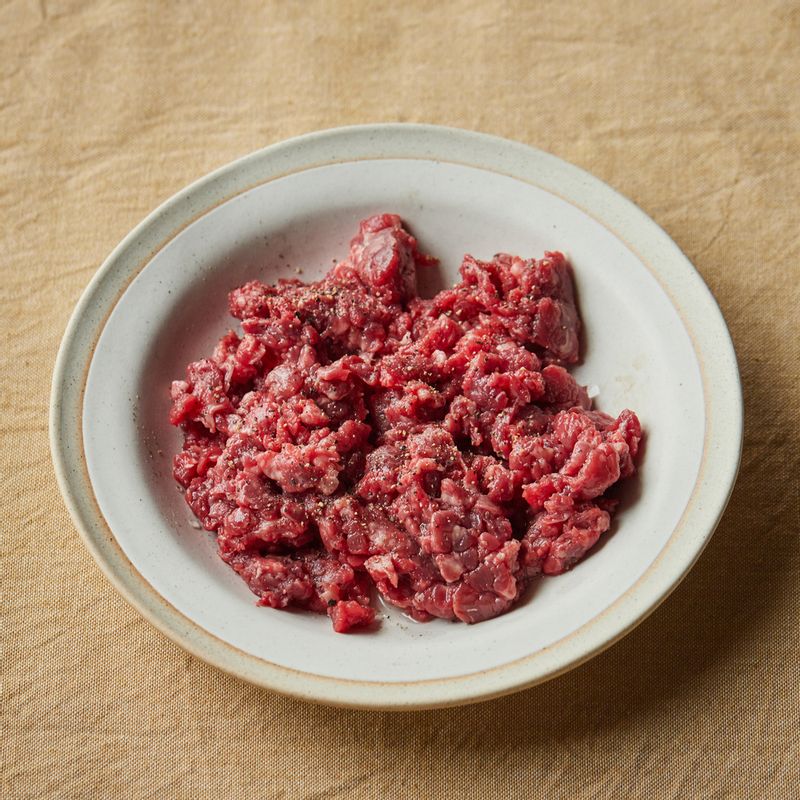 쇠고기에 맛술과 후춧가루를 뿌려 버무려주세요.