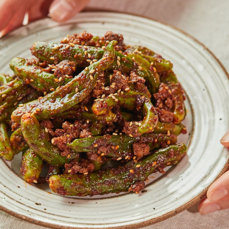 완성된 쇠고기 꽈리고추찜을 접시에 담아 밥과 함께 맛있게 즐겨주세요.