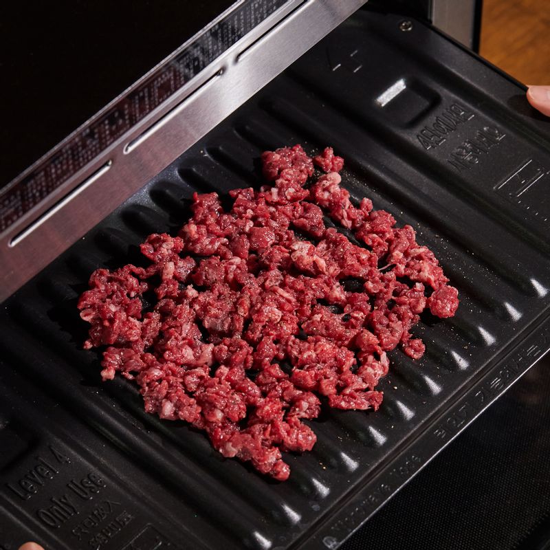 구이 전용 팬에 쇠고기를 얇게 펼친 후 4단에 넣고 광파오븐 수동 요리 <구이>에서 10분간 익혀주세요.