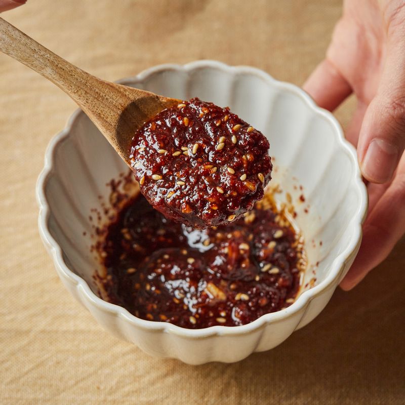 볼에 양념 재료를 넣고 섞어주세요.