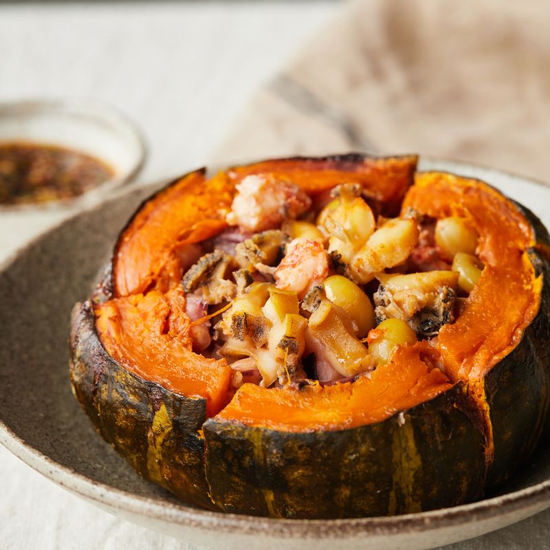 단호박 해물 영양밥을 먹기 좋게 자르고 양념장을 곁들여 맛있게 즐겨주세요.