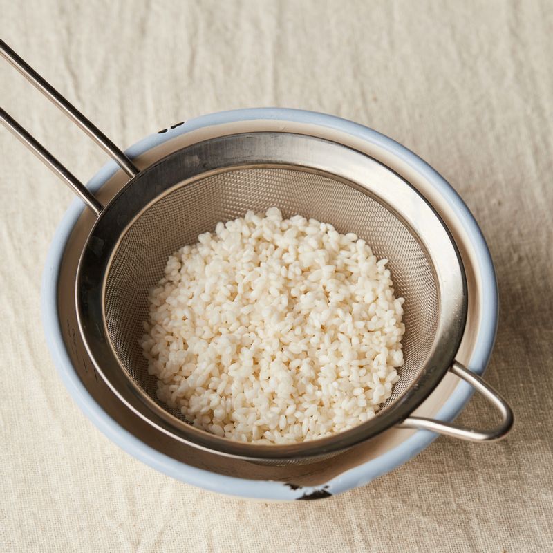 찹쌀과 쌀은 1시간 정도 불려 채반에서 물기를 빼주세요.
