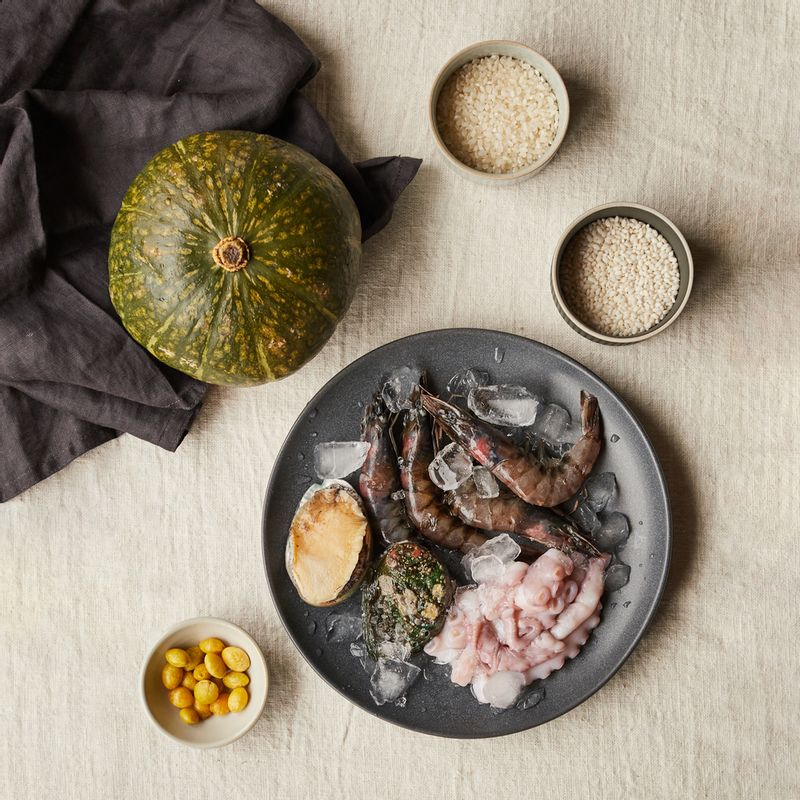 단호박 해물영양밥을 위한 재료 이미지로 단호박,쌀,찹쌀,손질 낙지,전복 등으로 구성 되어있습니다.