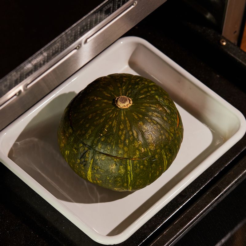 "법랑 접시에 내열 용기를 올린 후 1단에 넣고 광파오븐 자동 요리 <스팀>에서 <단호박 영양밥> 1개 분량을 선택해 주세요. 가열이 끝난 후 오븐 안에서 10분간 뜸을 들여주세요. 
 * 광파오븐 스팀 물통에 물을 채우고 시작해주세요."