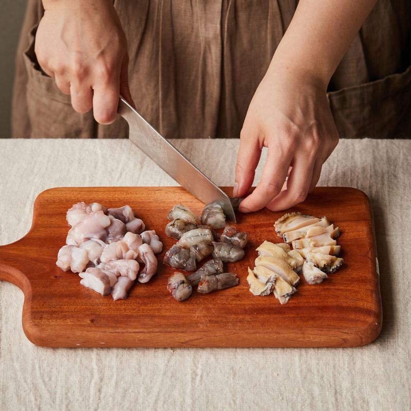 낙지는 2cm 길이로 썰고 전복은 껍질과 살을 분리한 후 내장을 떼어내고 슬라이스 해주세요. 새우는 껍질을 제거하고 3등분 해주세요