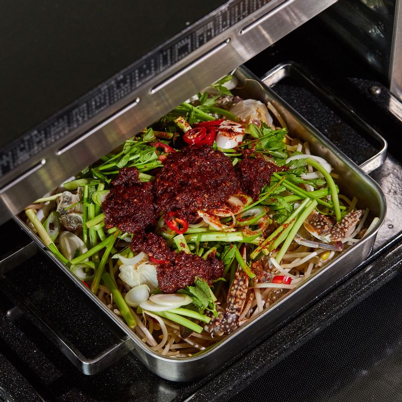 "법랑 접시에 내열 용기를 올린 후 1단에 넣고 광파오븐 수동 요리 <스팀 찜>에서 40분으로 설정 후 시작해 주세요. 30분이 지났을 때 그릇 안에 생긴 국물을 한 컵 따라낸 후 전분을 넣고 섞고 다시 골고루 부어준 후 계속 조리해 주세요.
* 광파오븐 스팀 물통에 물을 채우고 시작해주세요."
(tip. "오븐에 전송" 버튼으로 조리하면 30분이 지났을 때 멜로디가 울려요.)