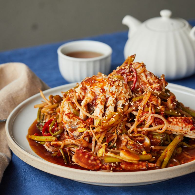 완성된 매운 꽃게찜에 참기름을 두르고 골고루 섞어주세요. 접시에 담아 맛있게 즐겨주세요.