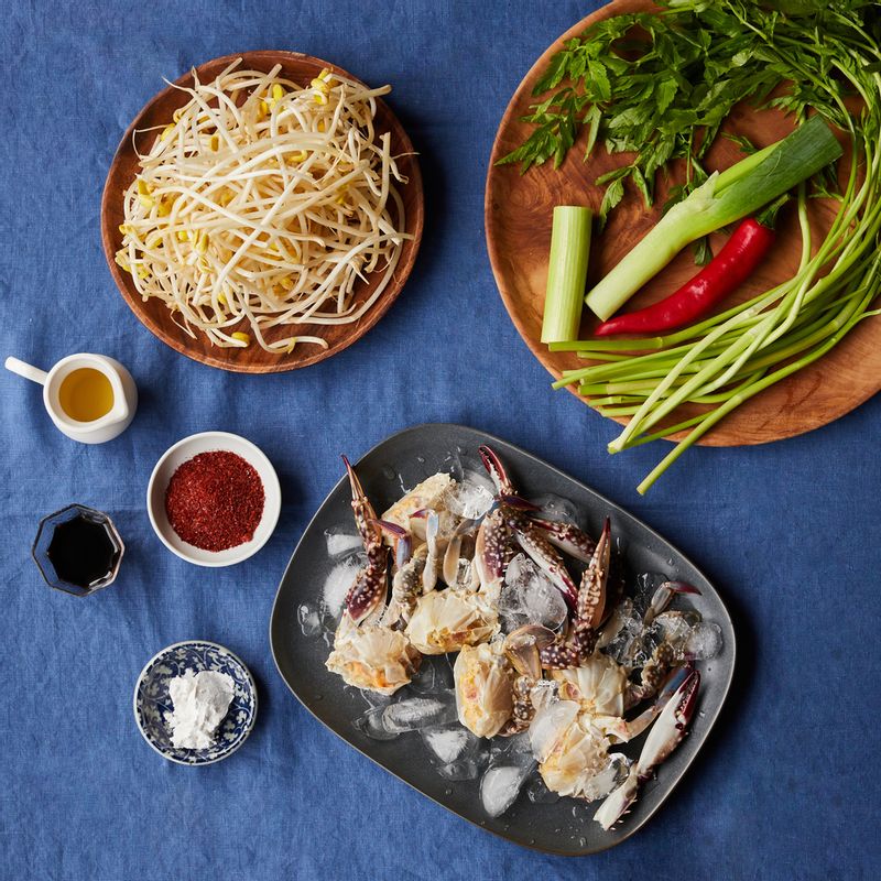 매운 꽃게찜을 위한 재료 이미지로 손질 꽃게,찜용 콩나물,대파,홍고추,미나리 등으로 구성 되어있습니다.