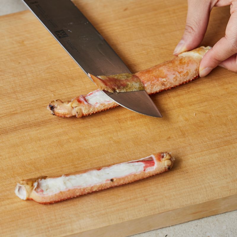 대게 다리는 껍질 한쪽을 벗겨내고 몸통의 살을 먹기 좋게 손질해 주세요.