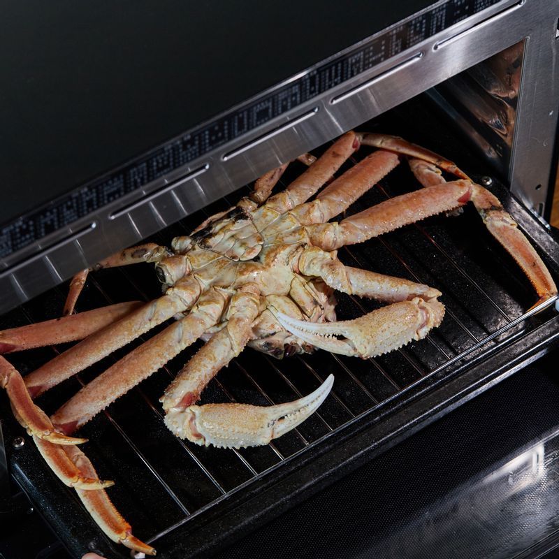 법랑 접시에 석쇠를 놓고 대게를 배가 위로 오도록 올려 1단에 넣고 광파오븐 자동 요리 <스팀>에서 <대게> 1마리를 선택해 조리해 주세요. * 광파오븐 스팀 물통에 물을 채우고 시작해주세요.
(tip. "대게는 솔로 문질러 씻어서 사용해 주세요,
 ""오븐에 전송""버튼을 누르면 간단하게 설정할 수 있어요")