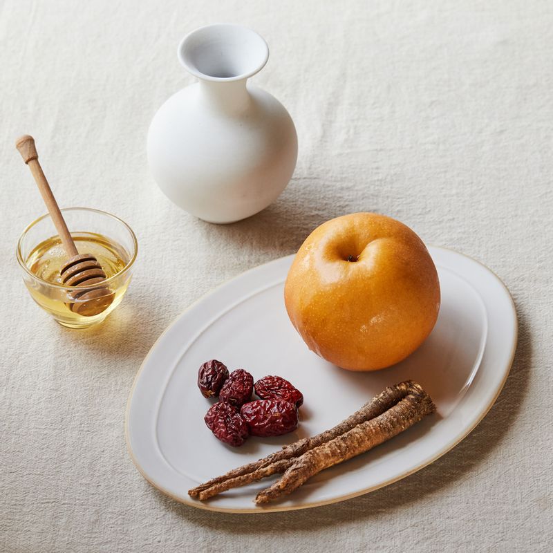 배도라지 꿀찜을 위한 재료 이미지로 배,도라지,대추,꿀 등으로 구성 되어있습니다.