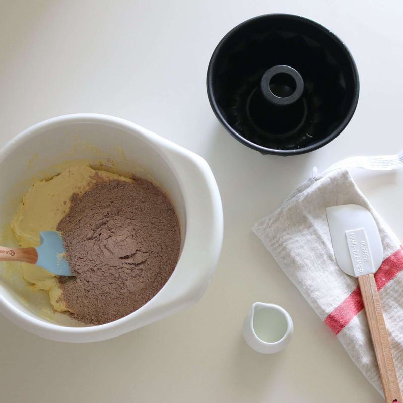 달걀을 핸드믹서로 풀어 STEP 1에 두세 번 나눠 넣으며 주걱으로 고루 섞어주세요.
반죽이 완전히 섞이면 박력분, 아몬드가루, 코코아가루, 베이킹파우더를 함께 체에 내려 넣고 섞어줍니다.
