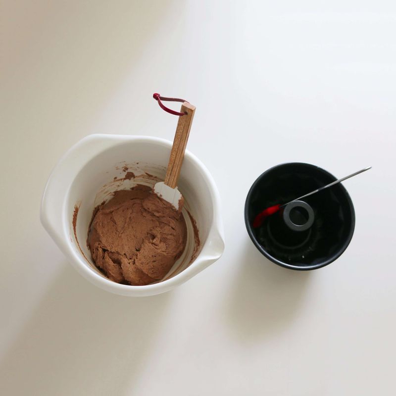 우유를 넣고 주걱으로 11자를 그리면서 섞어 반죽을 완성합니다.