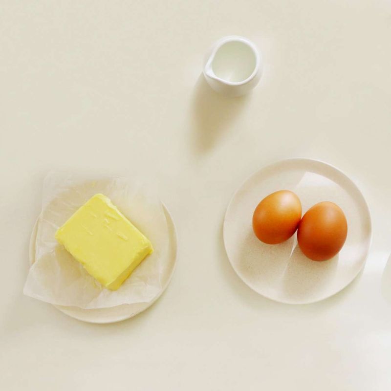 버터, 달걀, 우유는 1시간 전에 실온에 꺼내두고, 오븐은 170도로 미리 예열해주세요.