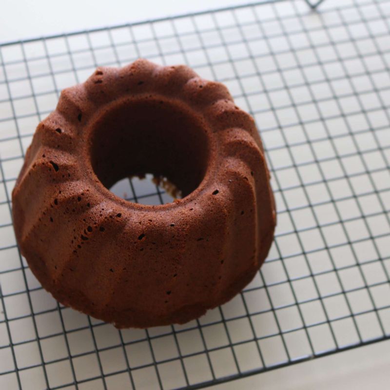 170~175도로 예열한 오븐에서 25~30분 간 굽고 한 김 식힌 후 식힘망에 뒤집어 올립니다.
긴 이쑤시개로 찔러 묻어나지 않을 때까지 구워주세요.