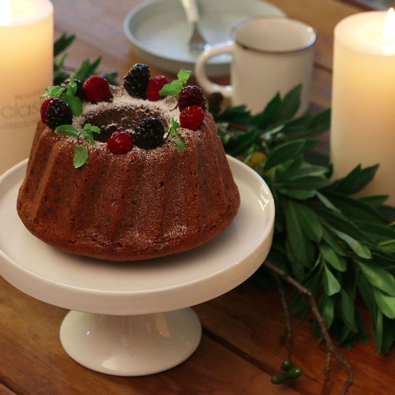 슈가파우더를 체에 곱게 내려 골고루 뿌린 후 베리류의 과일과 민트 잎을 올려 장식해줍니다.