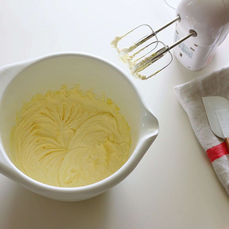 볼에 버터를 넣어 1분간 핸드믹서로 풀어준 후 설탕, 바닐라설탕, 소금을 섞어 두세 번에 나눠 넣으며 설탕 알갱이가 녹을 때까지 골고루 섞어주세요.