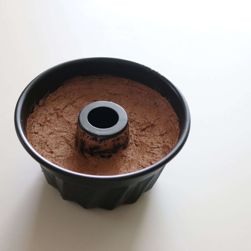 구겔호프틀 바닥과 옆면에 녹인 버터를 고르게 발라준 후 반죽을 채웁니다. 주걱으로 윗면을 평평하게 만들고 틀을 바닥에 두세 번 쳐서 공기를 빼주세요.