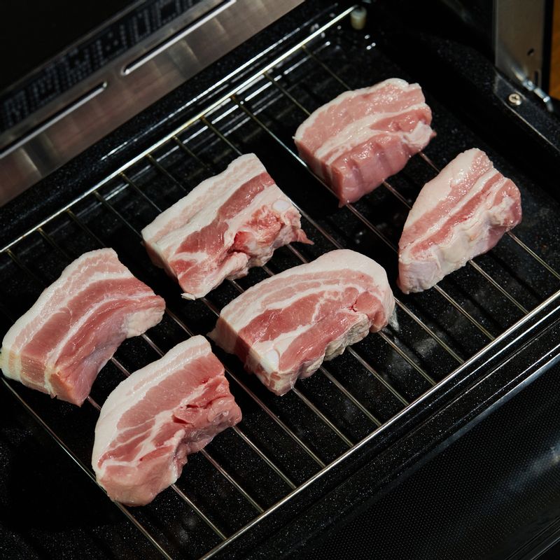 "법랑 접시에 석쇠를 놓고 삼겹살을 올린 후 1단에 넣어주세요. 광파오븐 자동 요리 <스팀>에서 <전통 수육> 1.0kg을 선택한 후 가열해 주세요. 
 * 광파오븐 스팀 물통에 물을 채우고 시작해주세요."
(tip. "오븐에 전송"버튼을 누르면 간단하게 설정할 수 있어요)