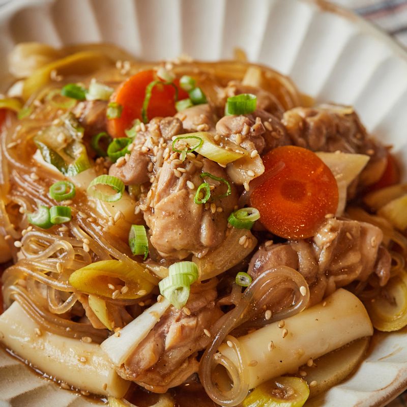 완성된 찜닭에 올리고당과 통깨, 참기름을 넣고 골고루 섞은 후 맛있게 즐겨주세요.