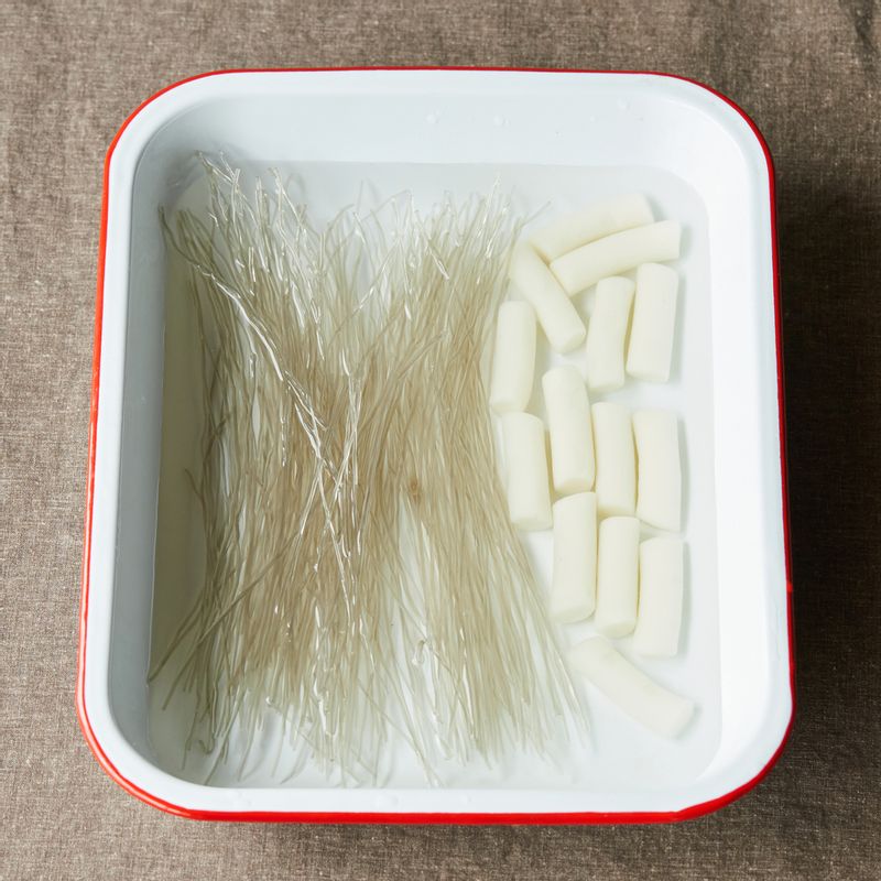 당면과 떡볶이 떡은 20분간 물에 담가 불려주세요.