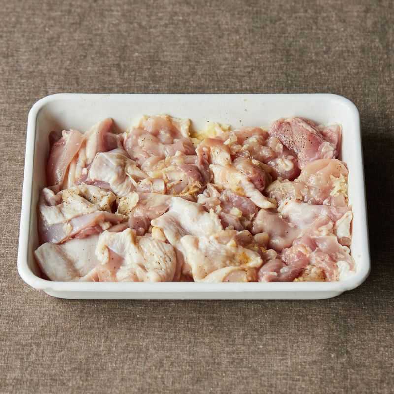 닭다리살은 칼집을 넣고 4등분으로 자른 후 밑간 재료에 10분간 재워주세요.
(tip. 칼집을 넣어주면 양념이 잘 배어요)