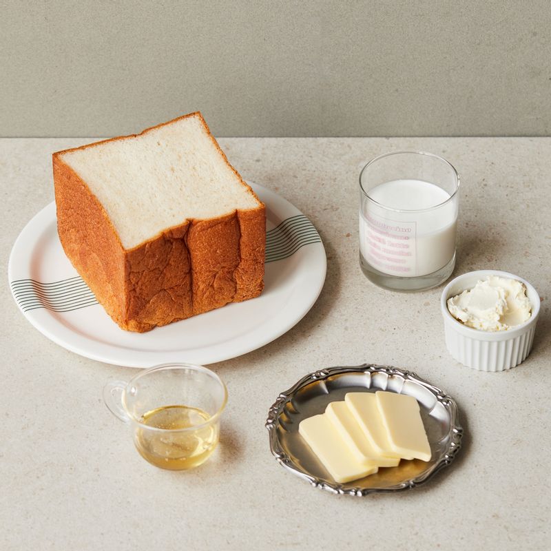 허니 브레드을 위한 재료 이미지로 통 식빵,무염버터,메이플시럽 등으로 구성 되어있습니다.